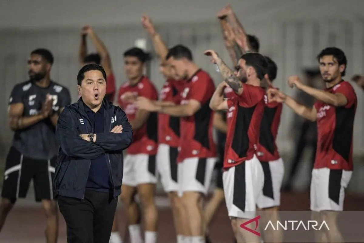 Erick-Thohir-tinjau-latihan-Timnas-Indonesia-020625-Bay-7_1.jpg.webp